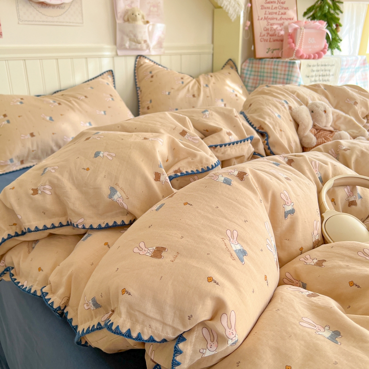 91家纺网 家纺一手货源 找家纺 金丝鸟家纺 2026新款全棉纯棉双层纱贝壳边款四件套 罗马兔兔