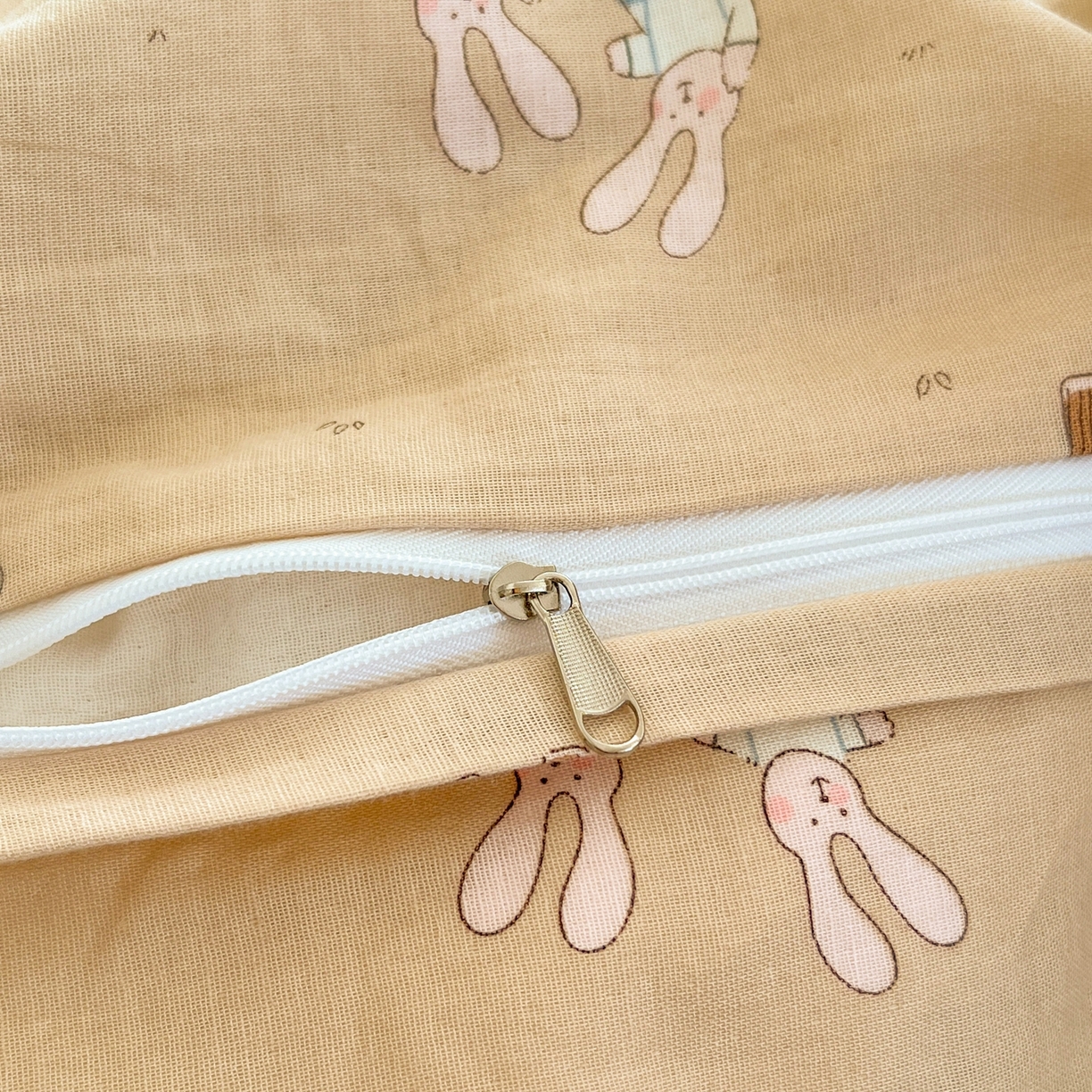 91家纺网 家纺一手货源 找家纺 金丝鸟家纺 2026新款全棉纯棉双层纱贝壳边款四件套 罗马兔兔