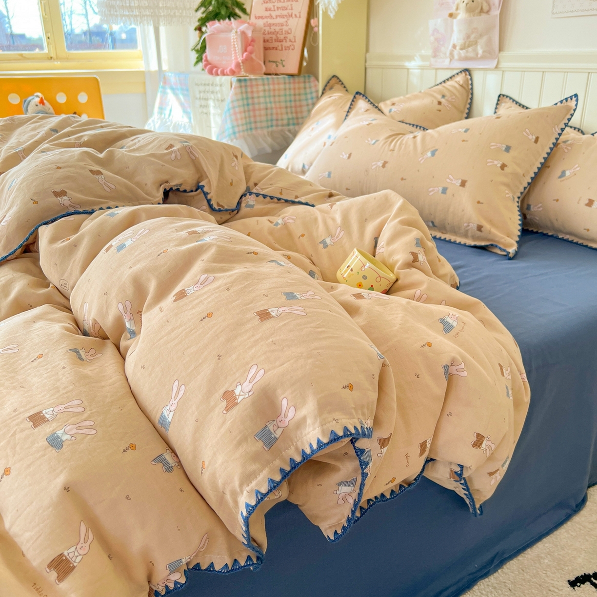 91家纺网 家纺一手货源 找家纺 金丝鸟家纺 2026新款全棉纯棉双层纱贝壳边款四件套 罗马兔兔