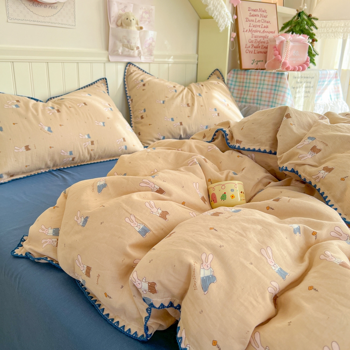 91家纺网 家纺一手货源 找家纺 金丝鸟家纺 2026新款全棉纯棉双层纱贝壳边款四件套 罗马兔兔