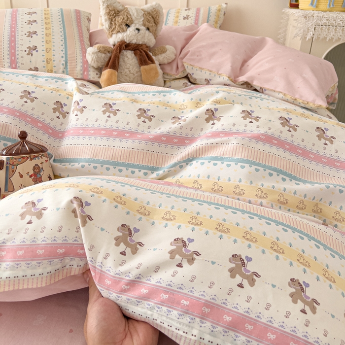 91家纺网 家纺一手货源 找家纺 金丝鸟家纺 2026新款全棉纯棉斜纹特价款四件套 星轨小木马