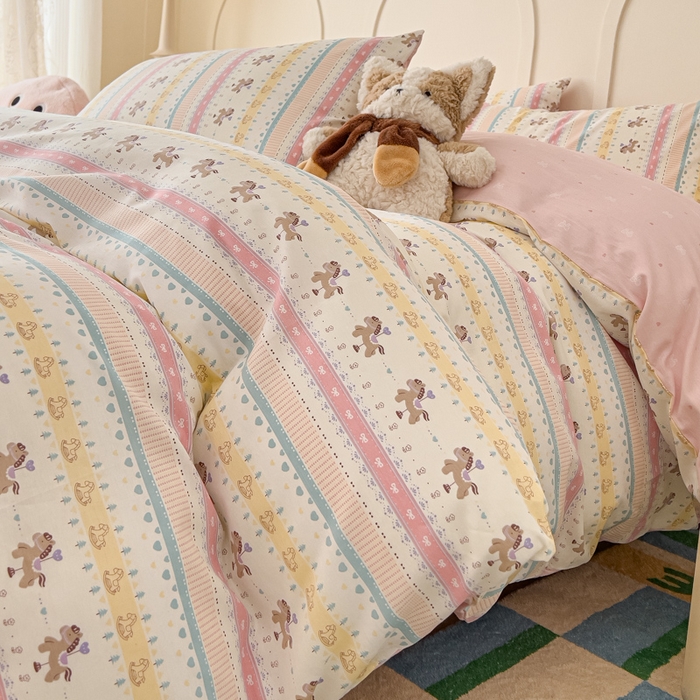 91家纺网 家纺一手货源 找家纺 金丝鸟家纺 2026新款全棉纯棉斜纹特价款四件套 星轨小木马