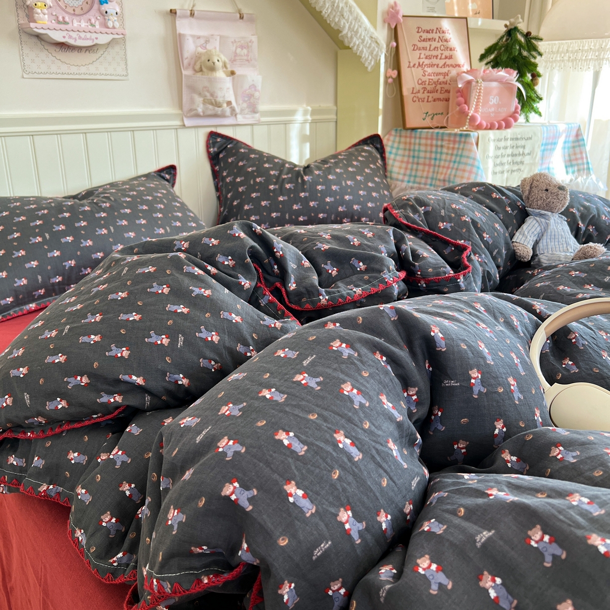 91家纺网 家纺一手货源 找家纺 金丝鸟家纺 2026新款全棉纯棉双层纱贝壳边款四件套 麦田熊熊 灰