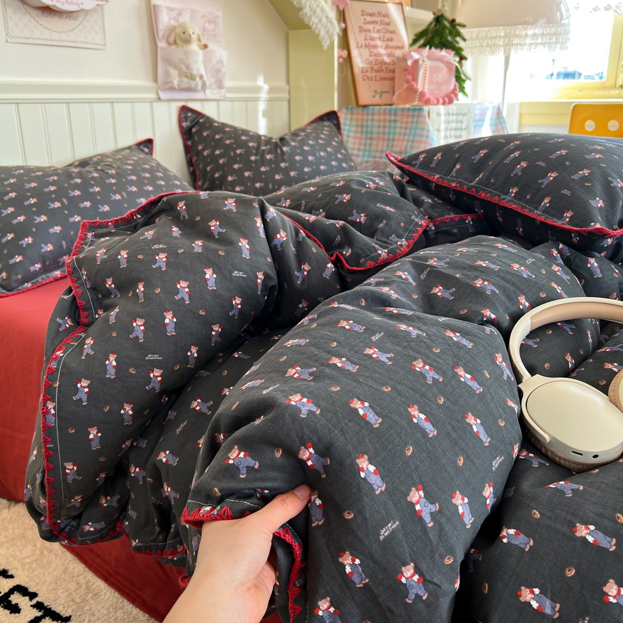 91家纺网 家纺一手货源 找家纺 金丝鸟家纺 2026新款全棉纯棉双层纱贝壳边款四件套 麦田熊熊 灰