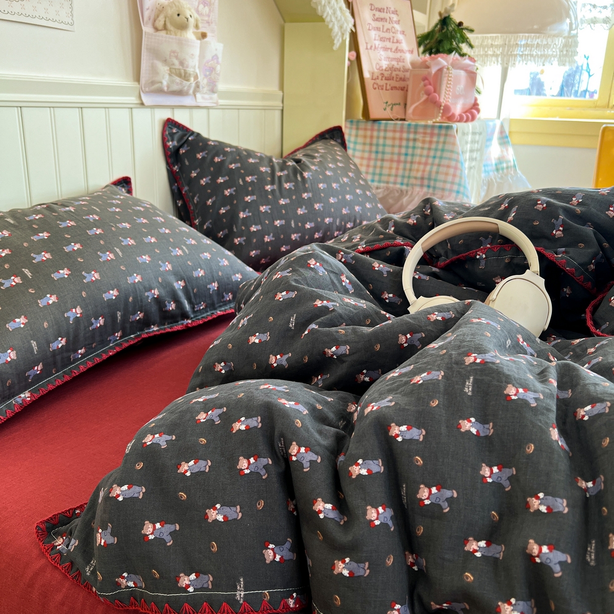 91家纺网 家纺一手货源 找家纺 金丝鸟家纺 2026新款全棉纯棉双层纱贝壳边款四件套 麦田熊熊 灰