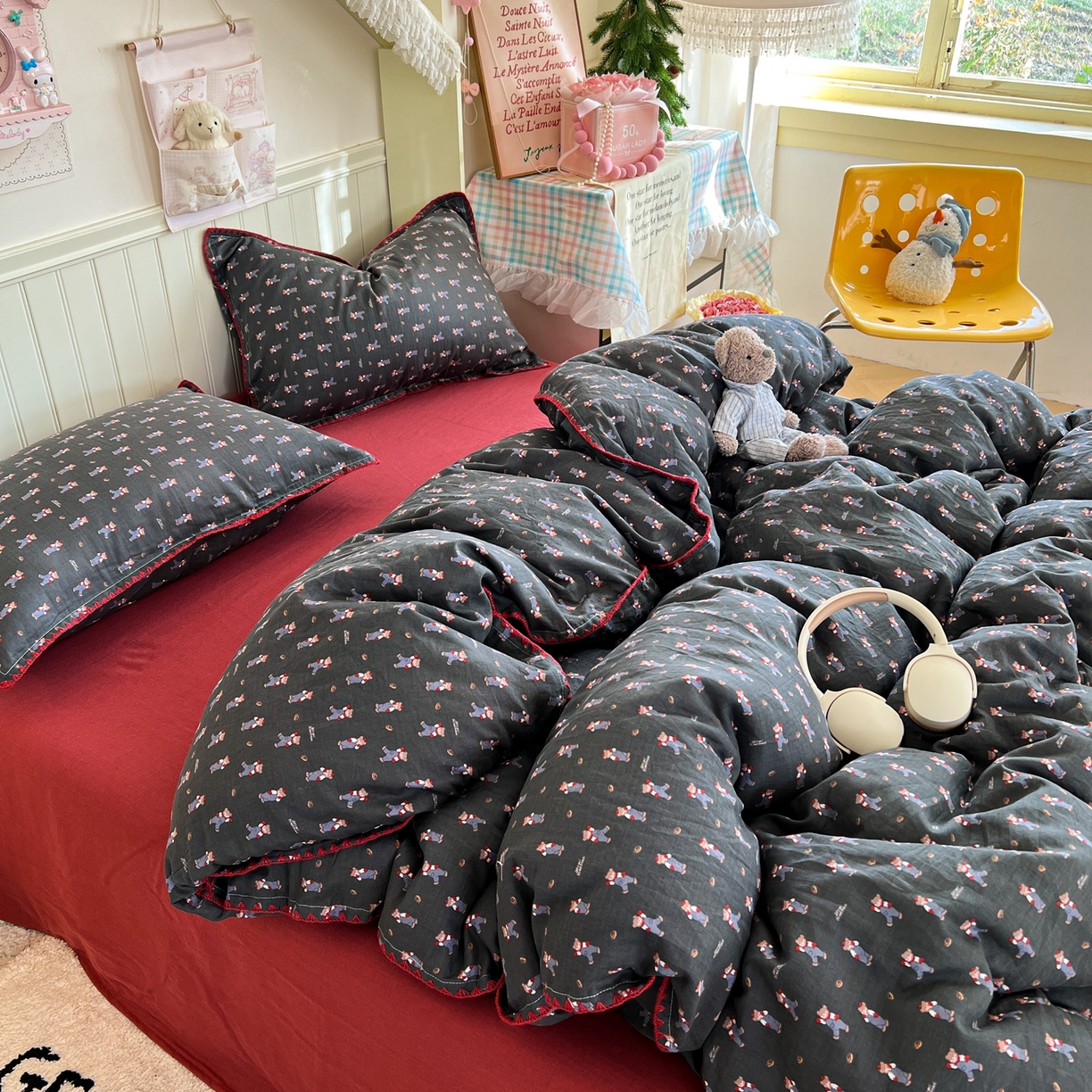 91家纺网 家纺一手货源 找家纺 金丝鸟家纺 2026新款全棉纯棉双层纱贝壳边款四件套 麦田熊熊 灰