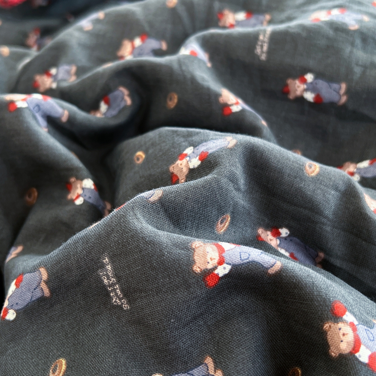 91家纺网 家纺一手货源 找家纺 金丝鸟家纺 2026新款全棉纯棉双层纱贝壳边款四件套 麦田熊熊 灰