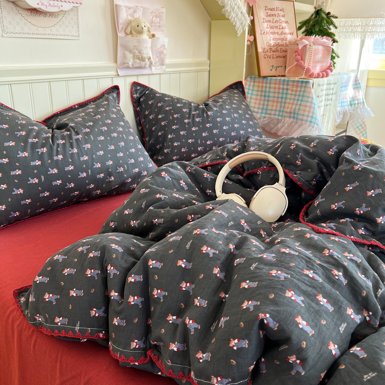 91家纺网 家纺一手货源 找家纺 金丝鸟家纺 2026新款全棉纯棉双层纱贝壳边款四件套 麦田熊熊 灰