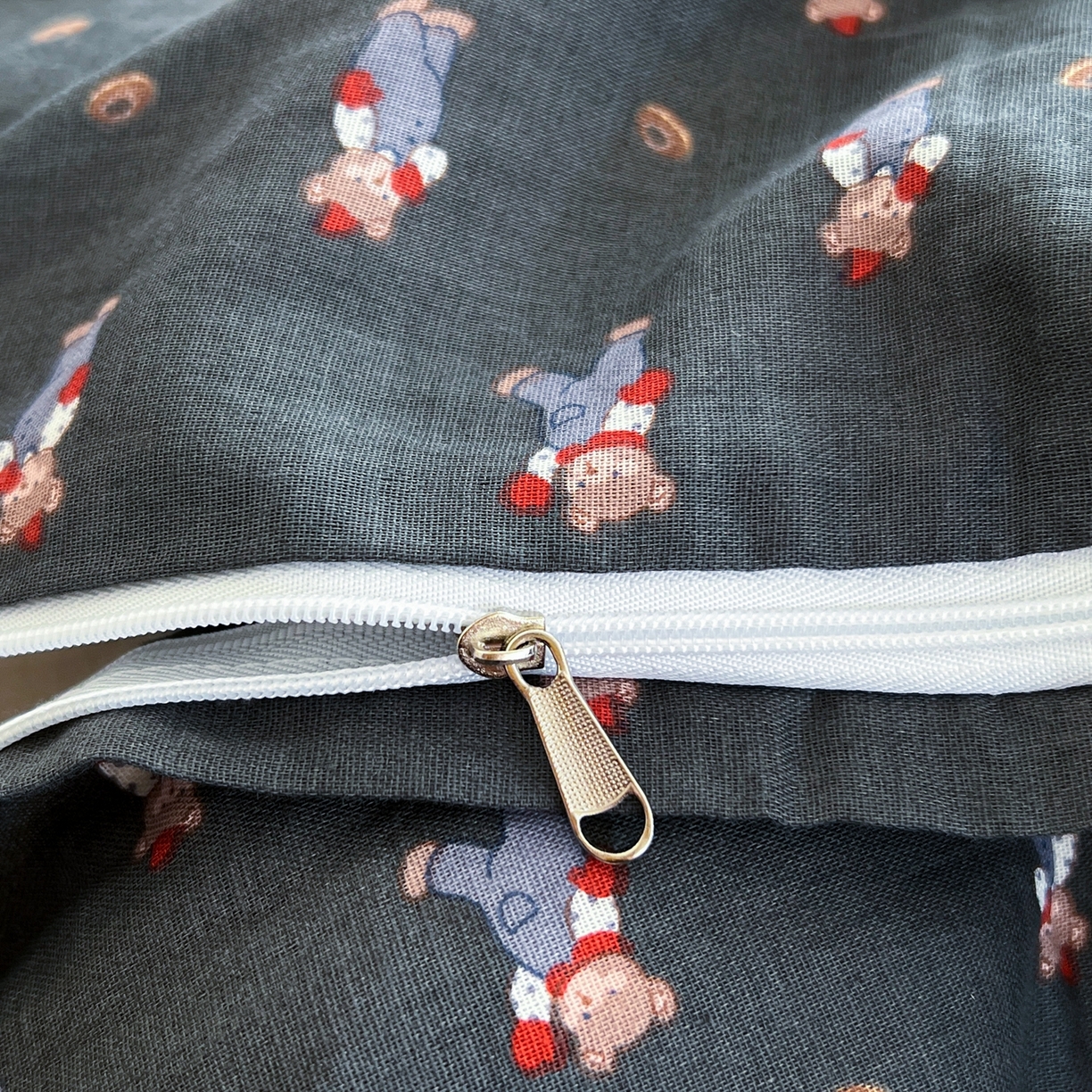 91家纺网 家纺一手货源 找家纺 金丝鸟家纺 2026新款全棉纯棉双层纱贝壳边款四件套 麦田熊熊 灰