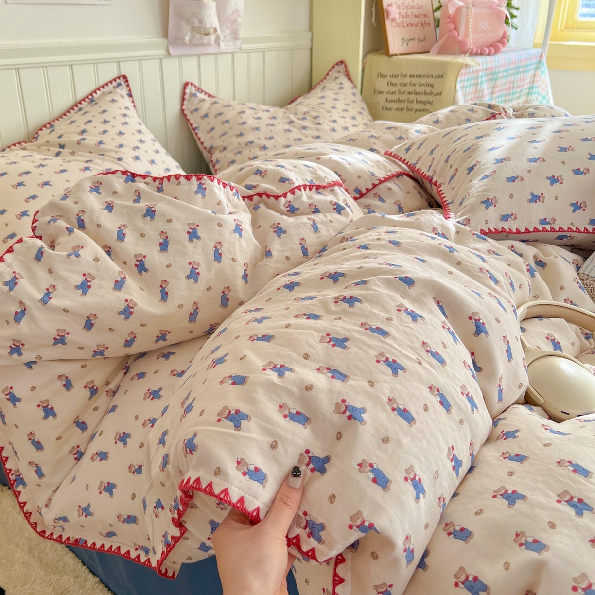 91家纺网 家纺一手货源 找家纺 金丝鸟家纺 2026新款全棉纯棉双层纱贝壳边款四件套 麦田熊熊 米