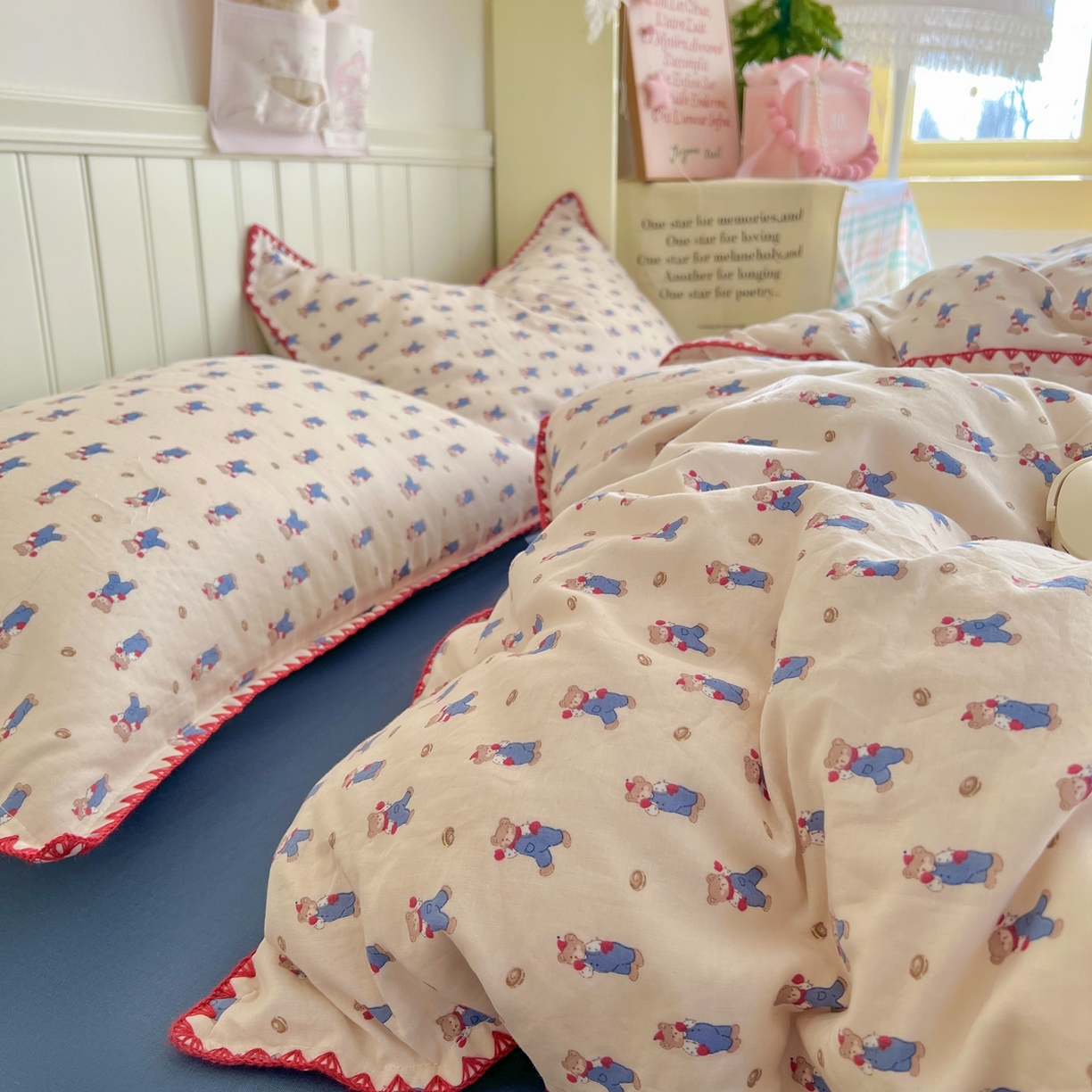 91家纺网 家纺一手货源 找家纺 金丝鸟家纺 2026新款全棉纯棉双层纱贝壳边款四件套 麦田熊熊 米