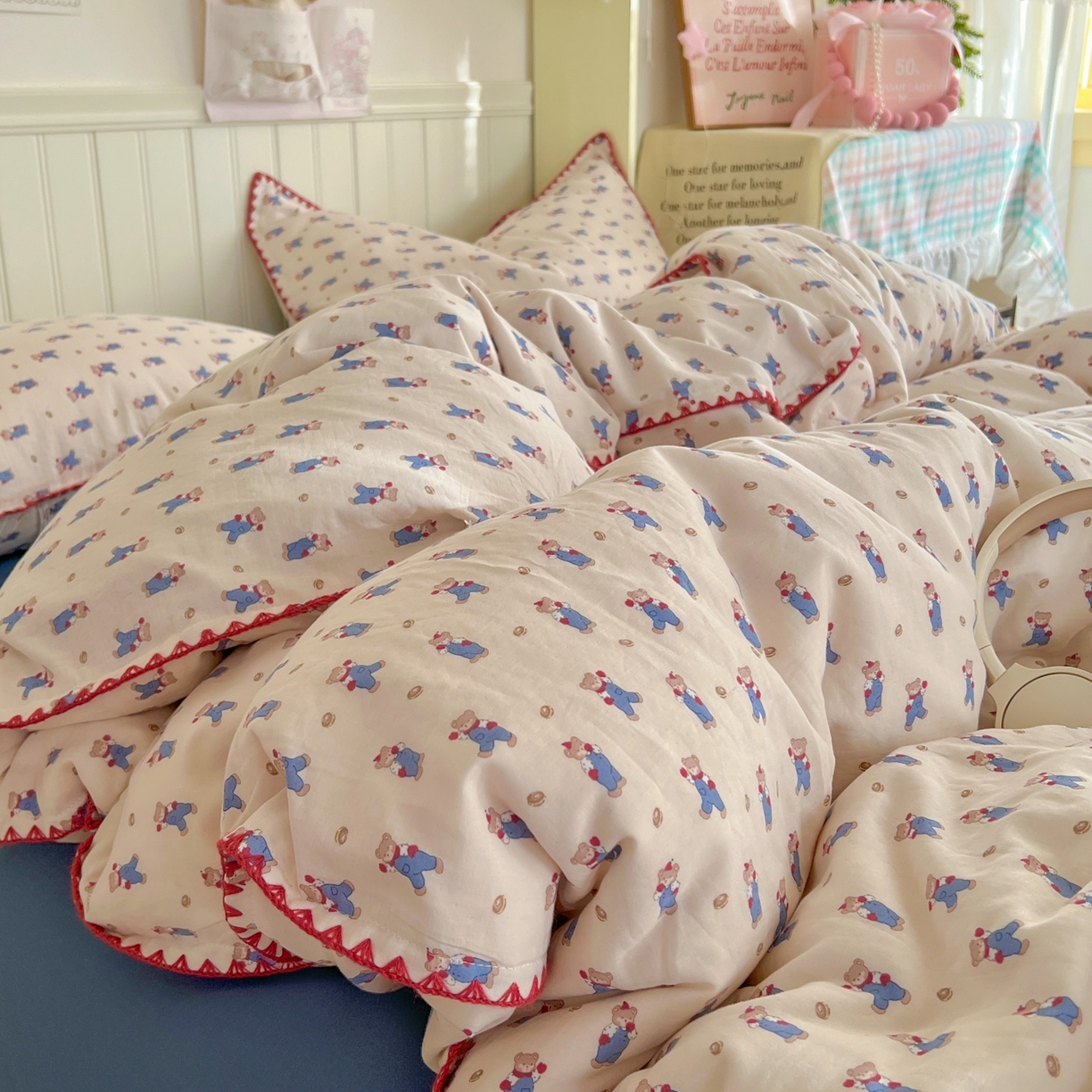 91家纺网 家纺一手货源 找家纺 金丝鸟家纺 2026新款全棉纯棉双层纱贝壳边款四件套 麦田熊熊 米