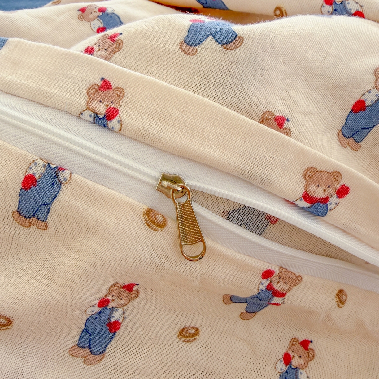 91家纺网 家纺一手货源 找家纺 金丝鸟家纺 2026新款全棉纯棉双层纱贝壳边款四件套 麦田熊熊 米