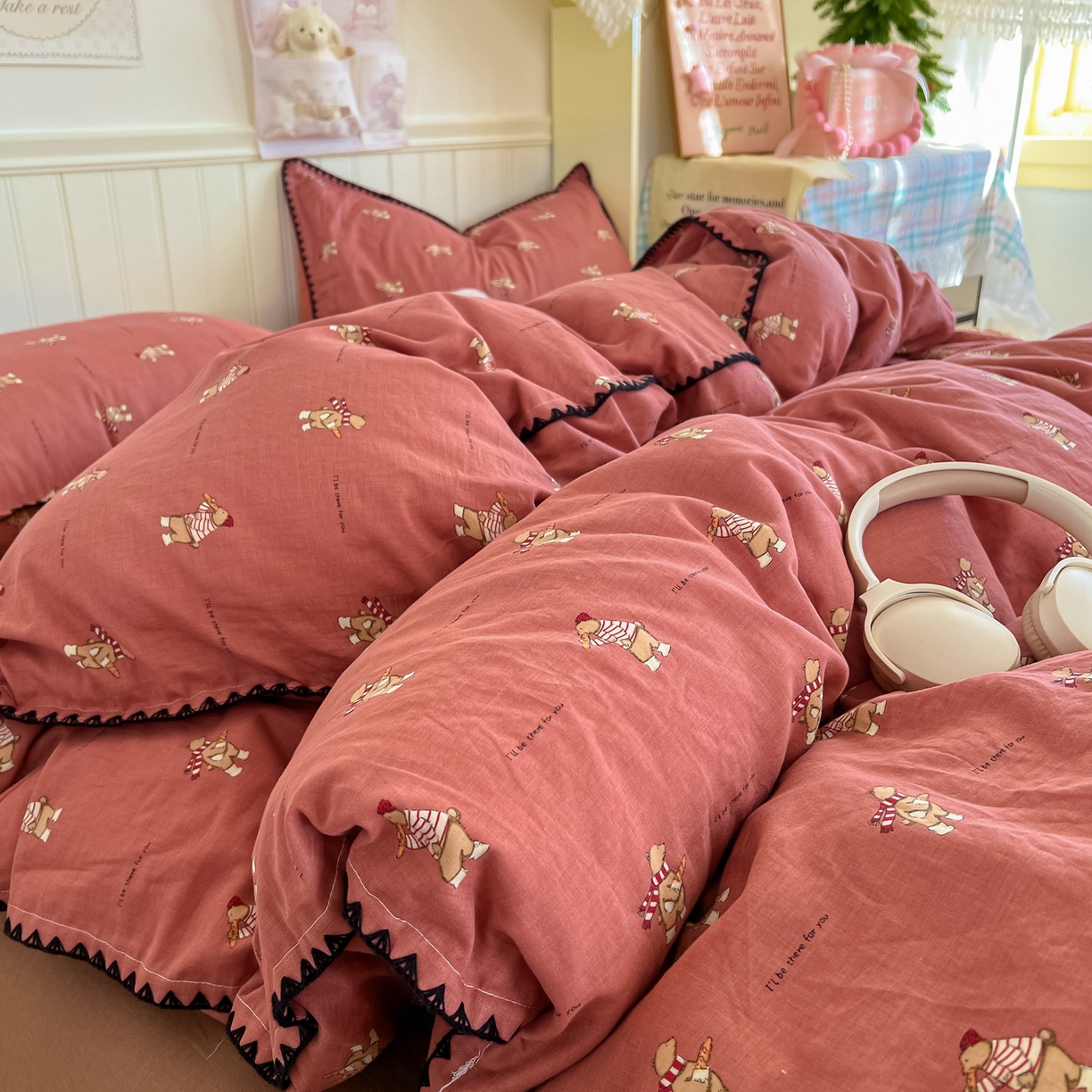 91家纺网 家纺一手货源 找家纺 金丝鸟家纺 2026新款全棉纯棉双层纱贝壳边款四件套 面包熊熊 红