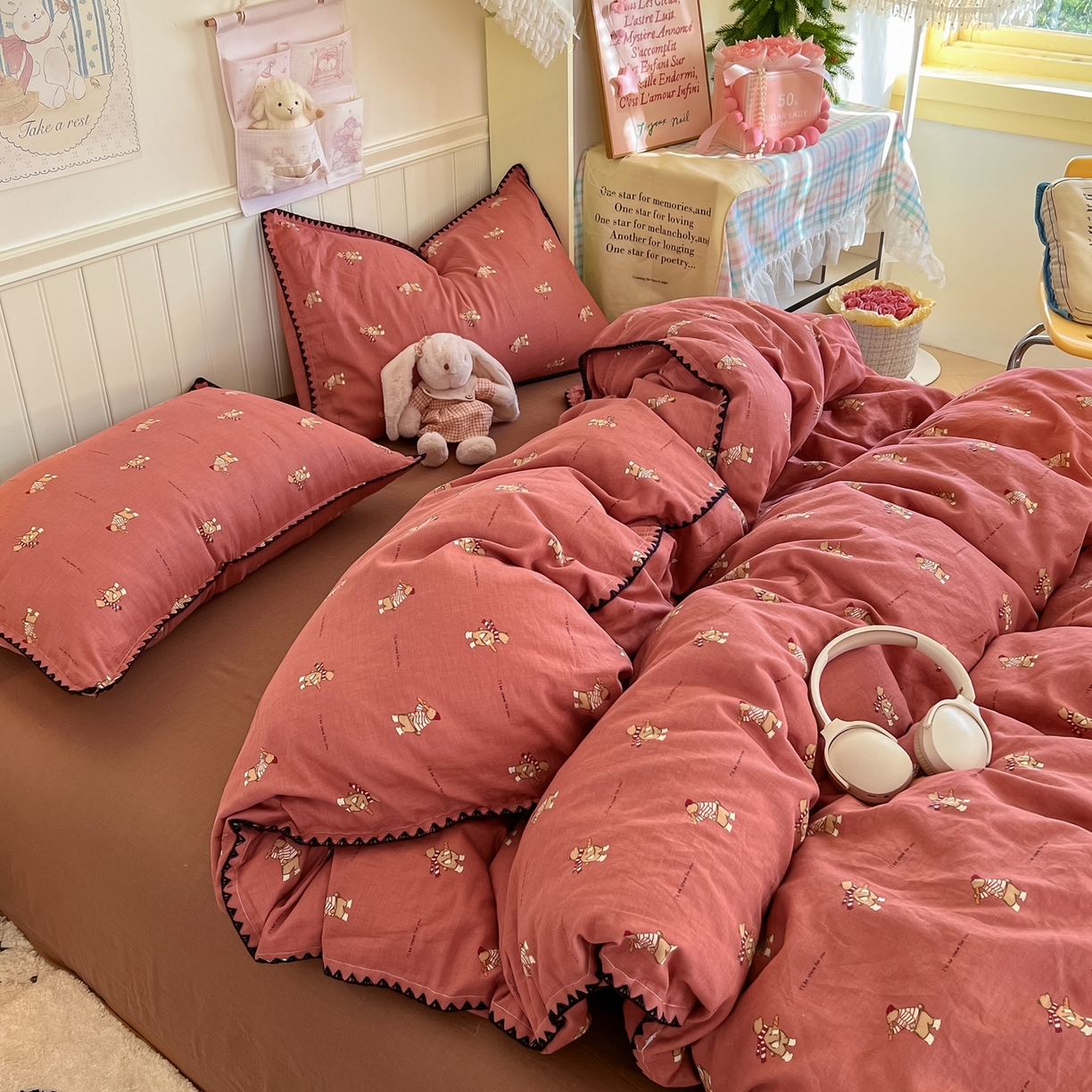 91家纺网 家纺一手货源 找家纺 金丝鸟家纺 2026新款全棉纯棉双层纱贝壳边款四件套 面包熊熊 红