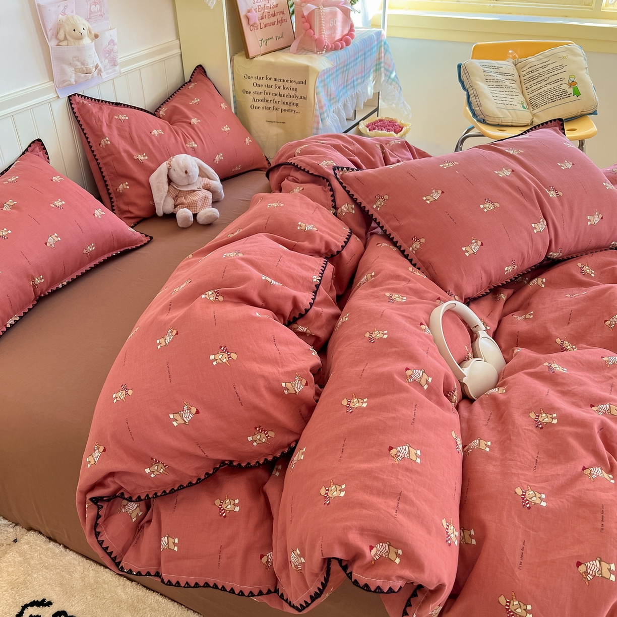 91家纺网 家纺一手货源 找家纺 金丝鸟家纺 2026新款全棉纯棉双层纱贝壳边款四件套 面包熊熊 红