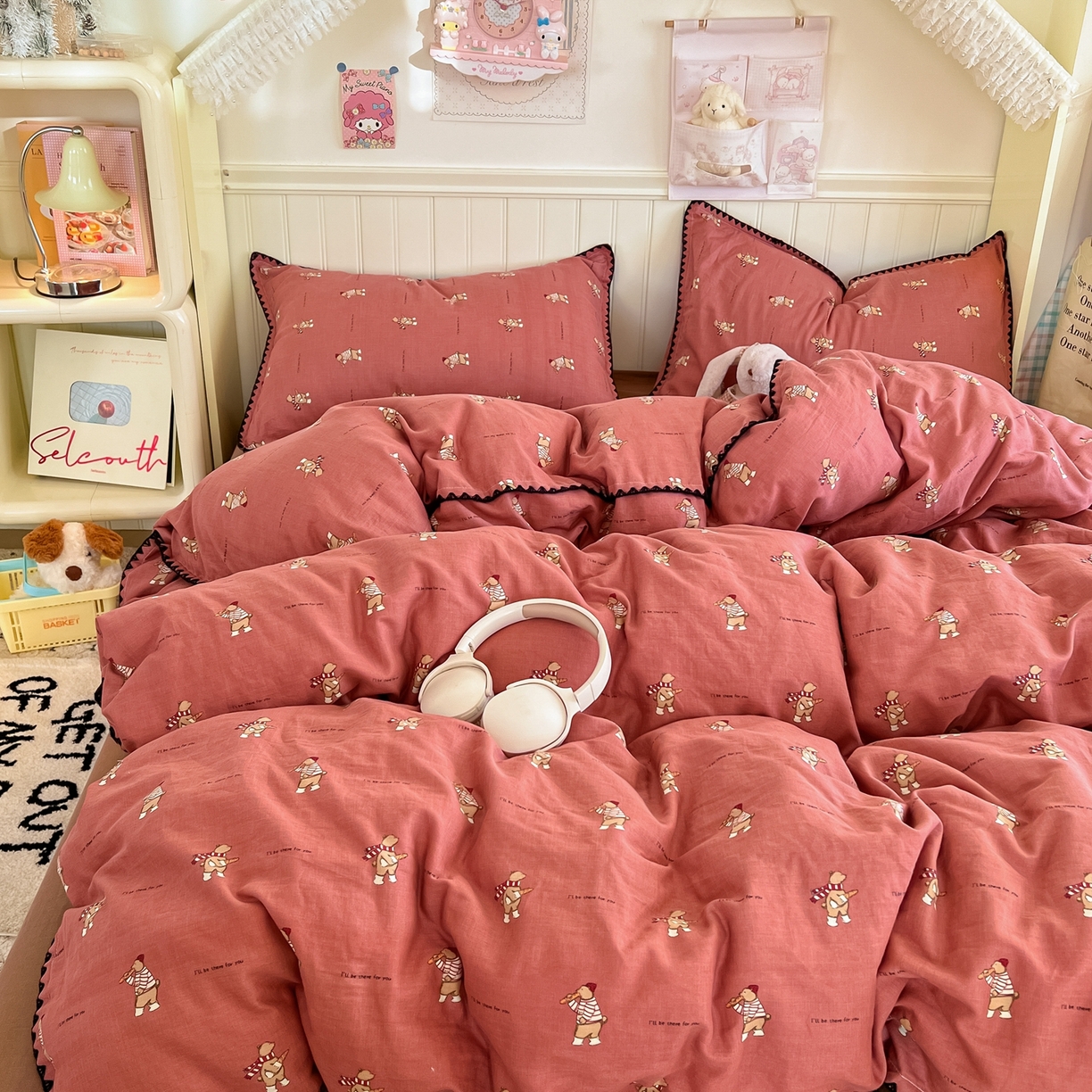 91家纺网 家纺一手货源 找家纺 金丝鸟家纺 2026新款全棉纯棉双层纱贝壳边款四件套 面包熊熊 红