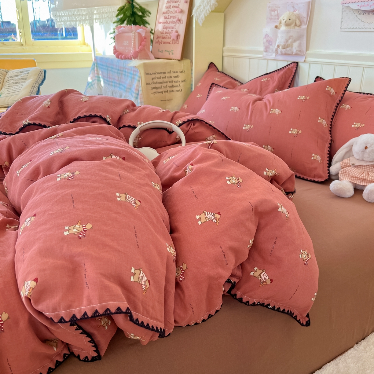 91家纺网 家纺一手货源 找家纺 金丝鸟家纺 2026新款全棉纯棉双层纱贝壳边款四件套 面包熊熊 红