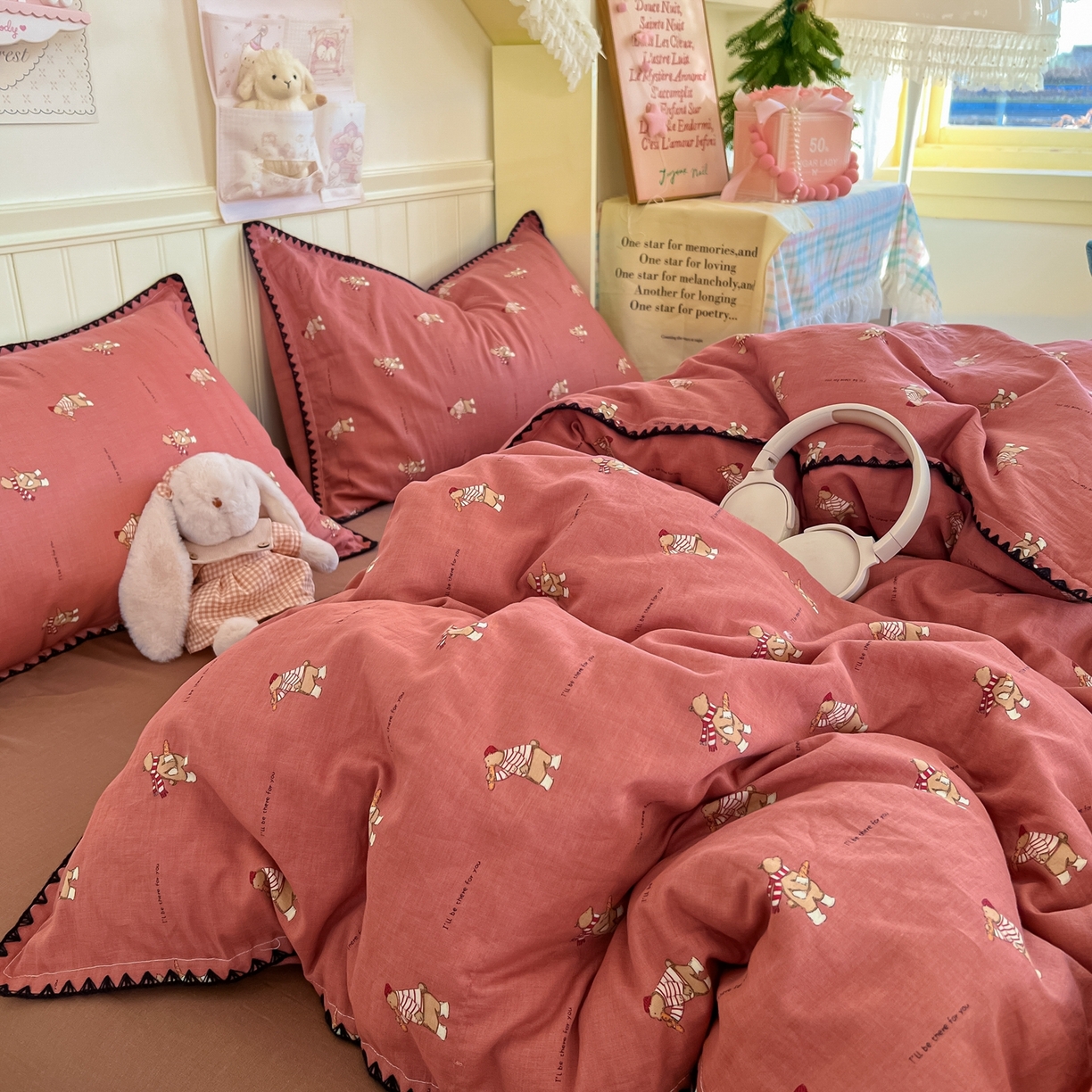 91家纺网 家纺一手货源 找家纺 金丝鸟家纺 2026新款全棉纯棉双层纱贝壳边款四件套 面包熊熊 红