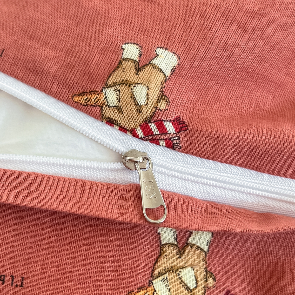 91家纺网 家纺一手货源 找家纺 金丝鸟家纺 2026新款全棉纯棉双层纱贝壳边款四件套 面包熊熊 红