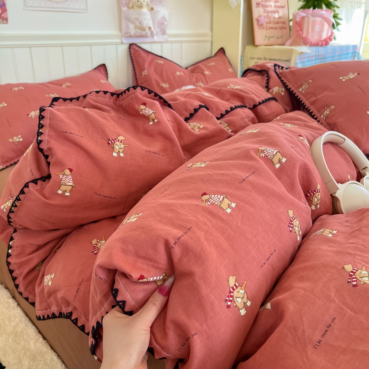 91家纺网 家纺一手货源 找家纺 金丝鸟家纺 2026新款全棉纯棉双层纱贝壳边款四件套 面包熊熊 红