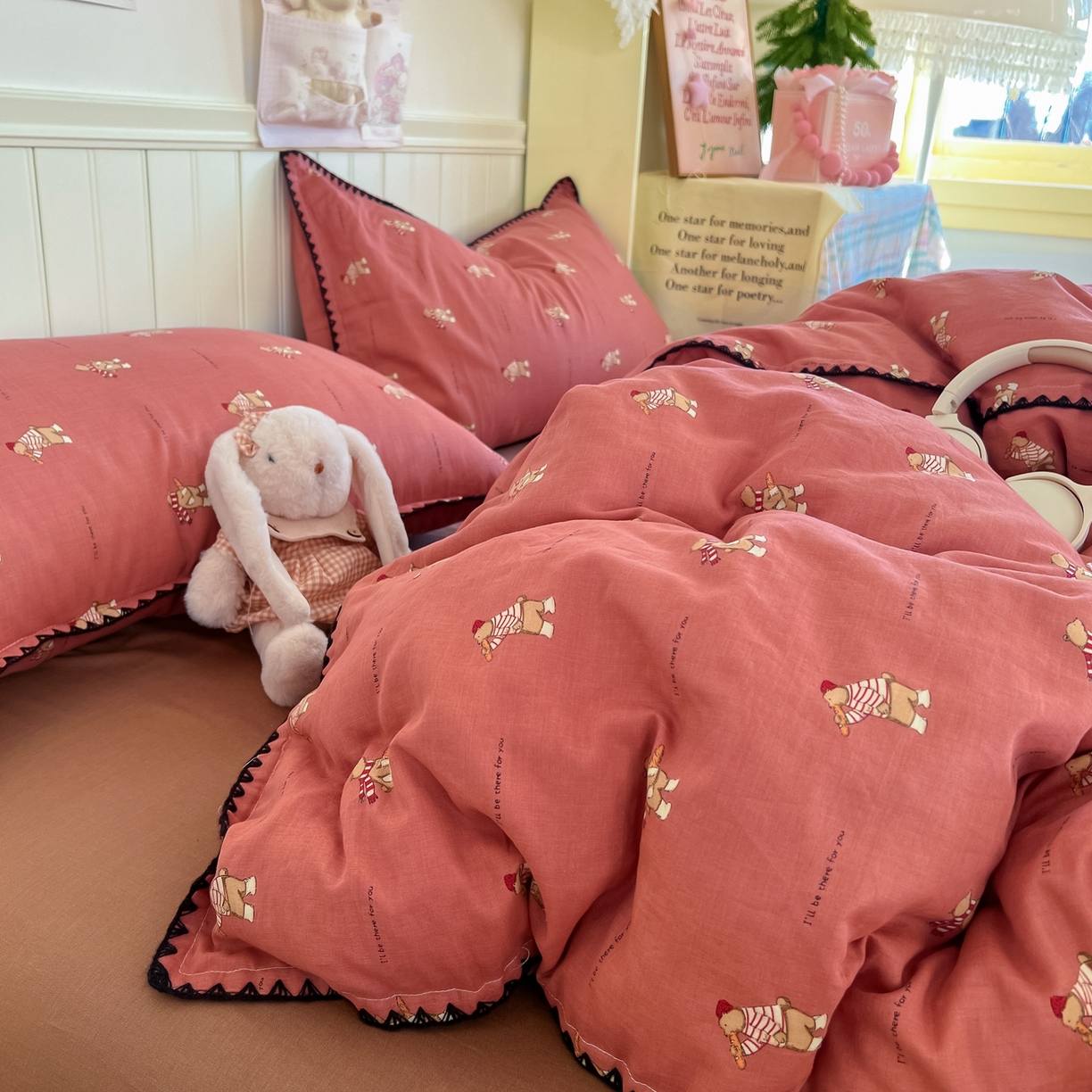 91家纺网 家纺一手货源 找家纺 金丝鸟家纺 2026新款全棉纯棉双层纱贝壳边款四件套 面包熊熊 红