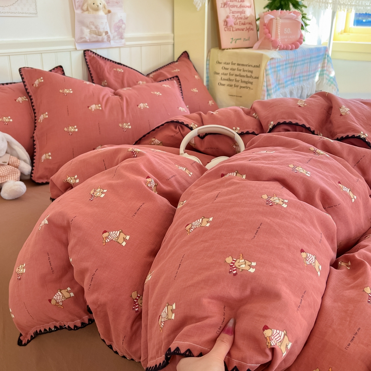 91家纺网 家纺一手货源 找家纺 金丝鸟家纺 2026新款全棉纯棉双层纱贝壳边款四件套 面包熊熊 红