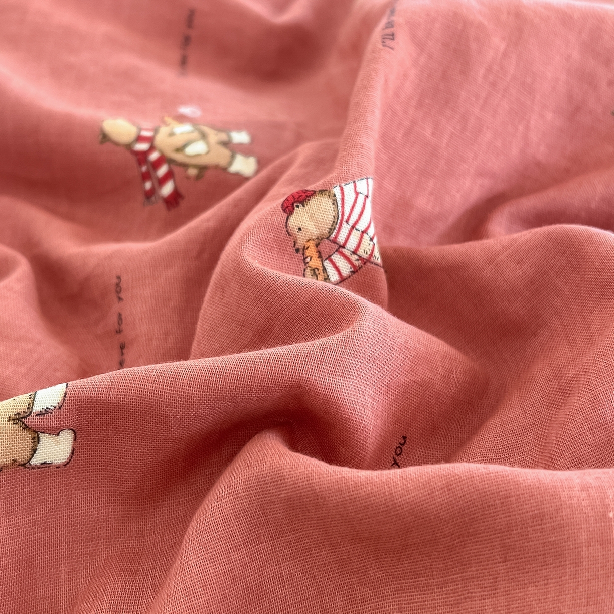 91家纺网 家纺一手货源 找家纺 金丝鸟家纺 2026新款全棉纯棉双层纱贝壳边款四件套 面包熊熊 红