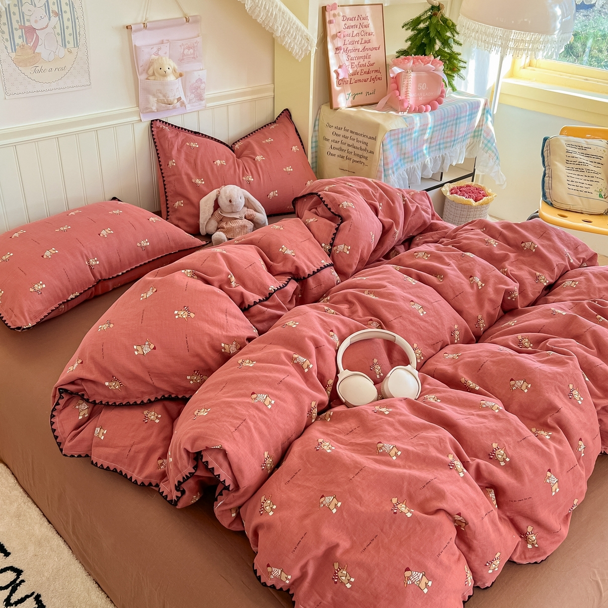 91家纺网 家纺一手货源 找家纺 金丝鸟家纺 2026新款全棉纯棉双层纱贝壳边款四件套 面包熊熊 红