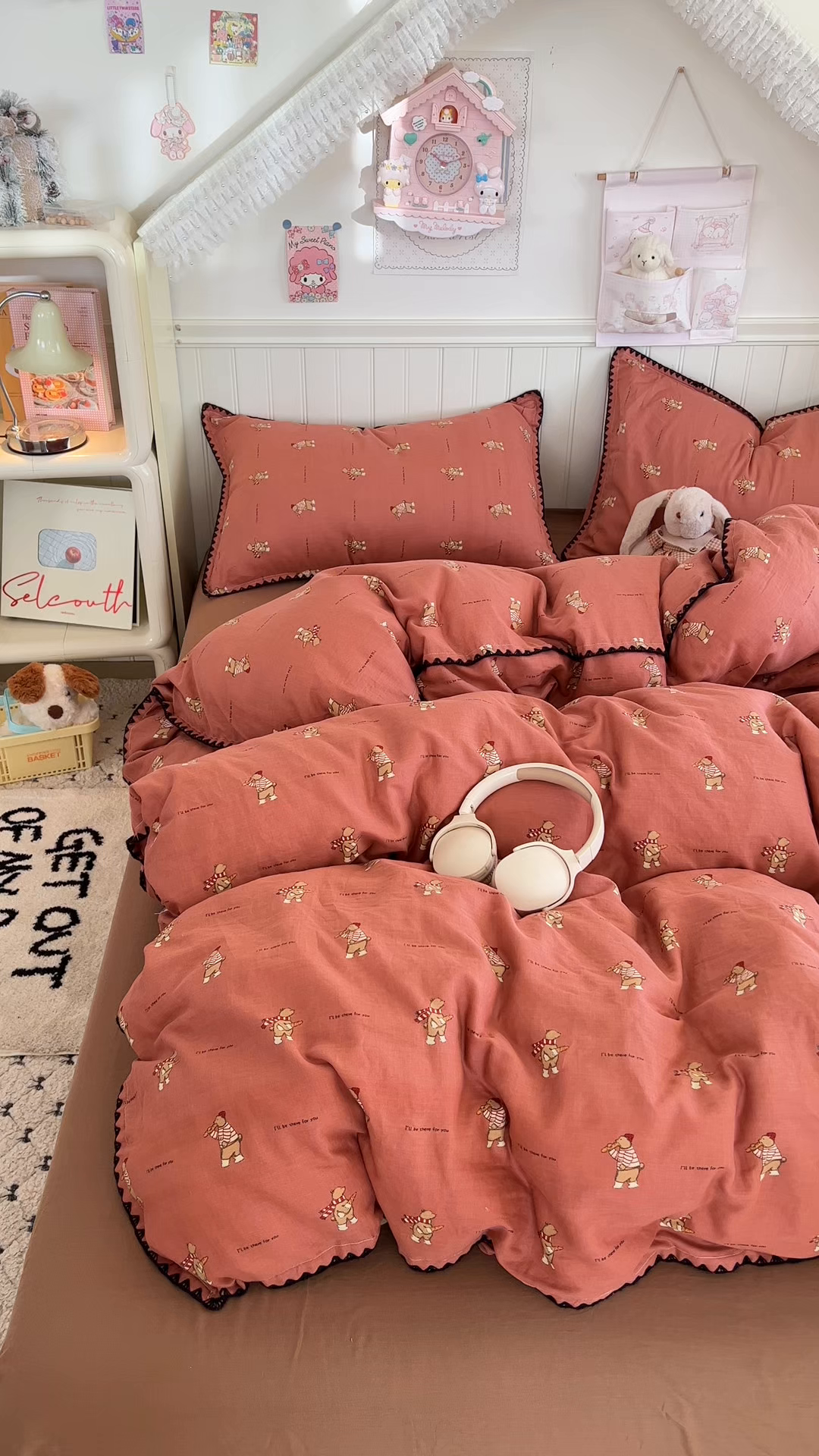 91家纺网 家纺一手货源 找家纺 金丝鸟家纺 2026新款全棉纯棉双层纱贝壳边款四件套 面包熊熊 红