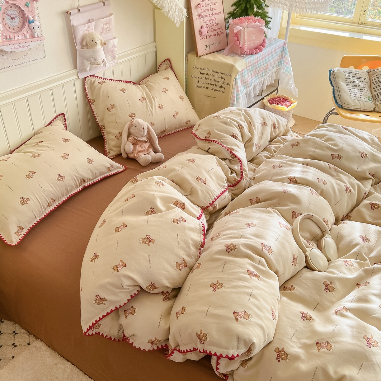 91家纺网 家纺一手货源 找家纺 金丝鸟家纺 2026新款全棉纯棉双层纱贝壳边款四件套 面包熊熊 咖