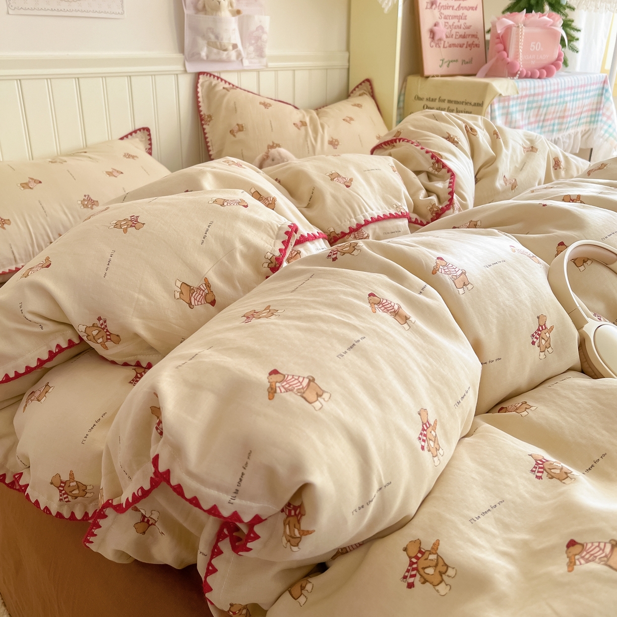 91家纺网 家纺一手货源 找家纺 金丝鸟家纺 2026新款全棉纯棉双层纱贝壳边款四件套 面包熊熊 咖