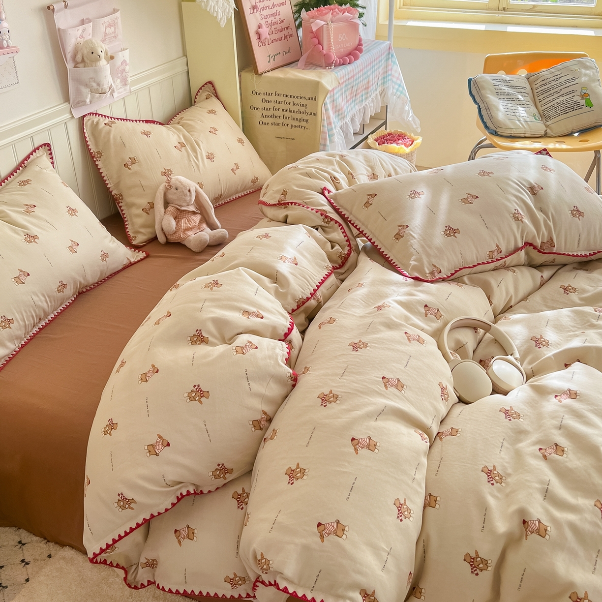 91家纺网 家纺一手货源 找家纺 金丝鸟家纺 2026新款全棉纯棉双层纱贝壳边款四件套 面包熊熊 咖