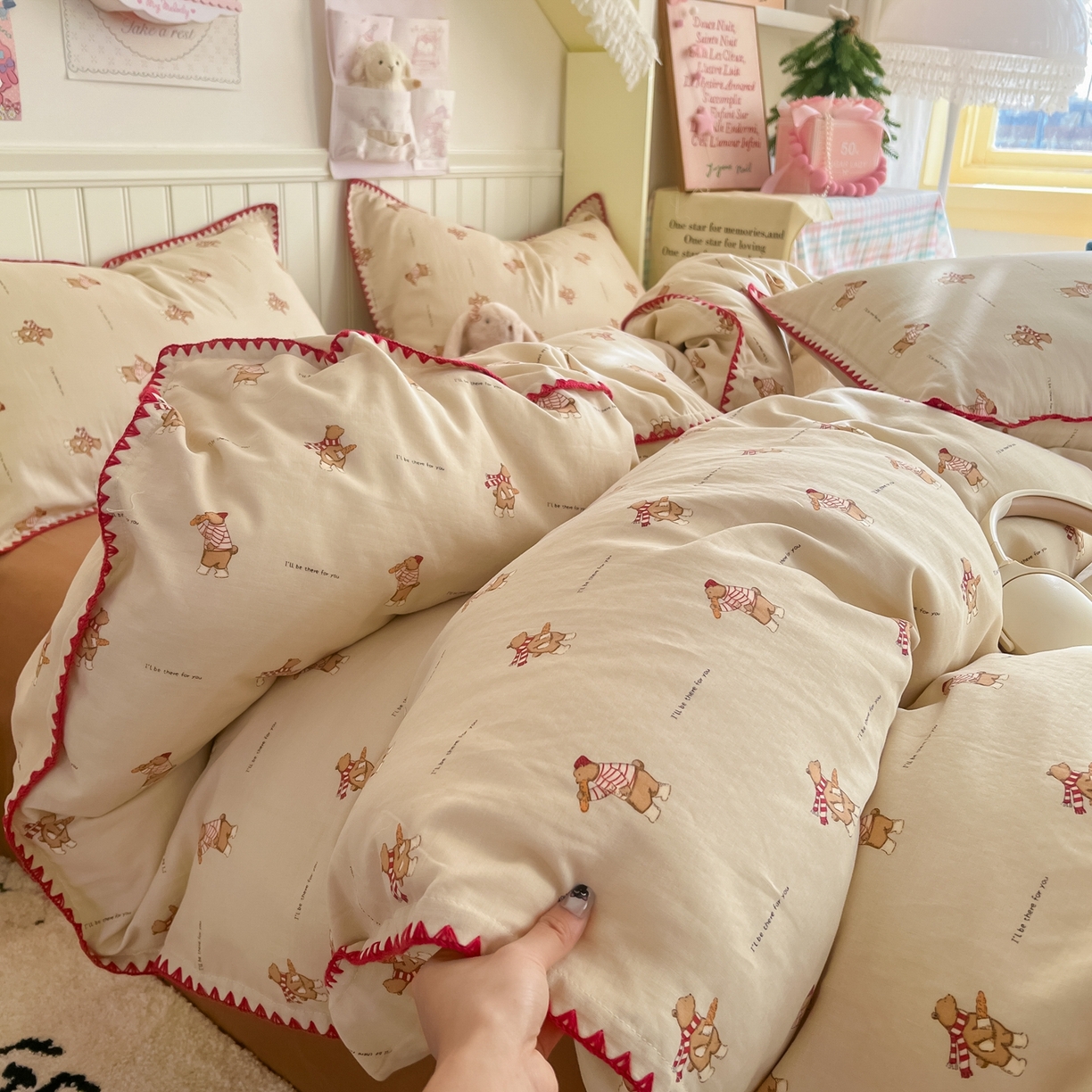 91家纺网 家纺一手货源 找家纺 金丝鸟家纺 2026新款全棉纯棉双层纱贝壳边款四件套 面包熊熊 咖