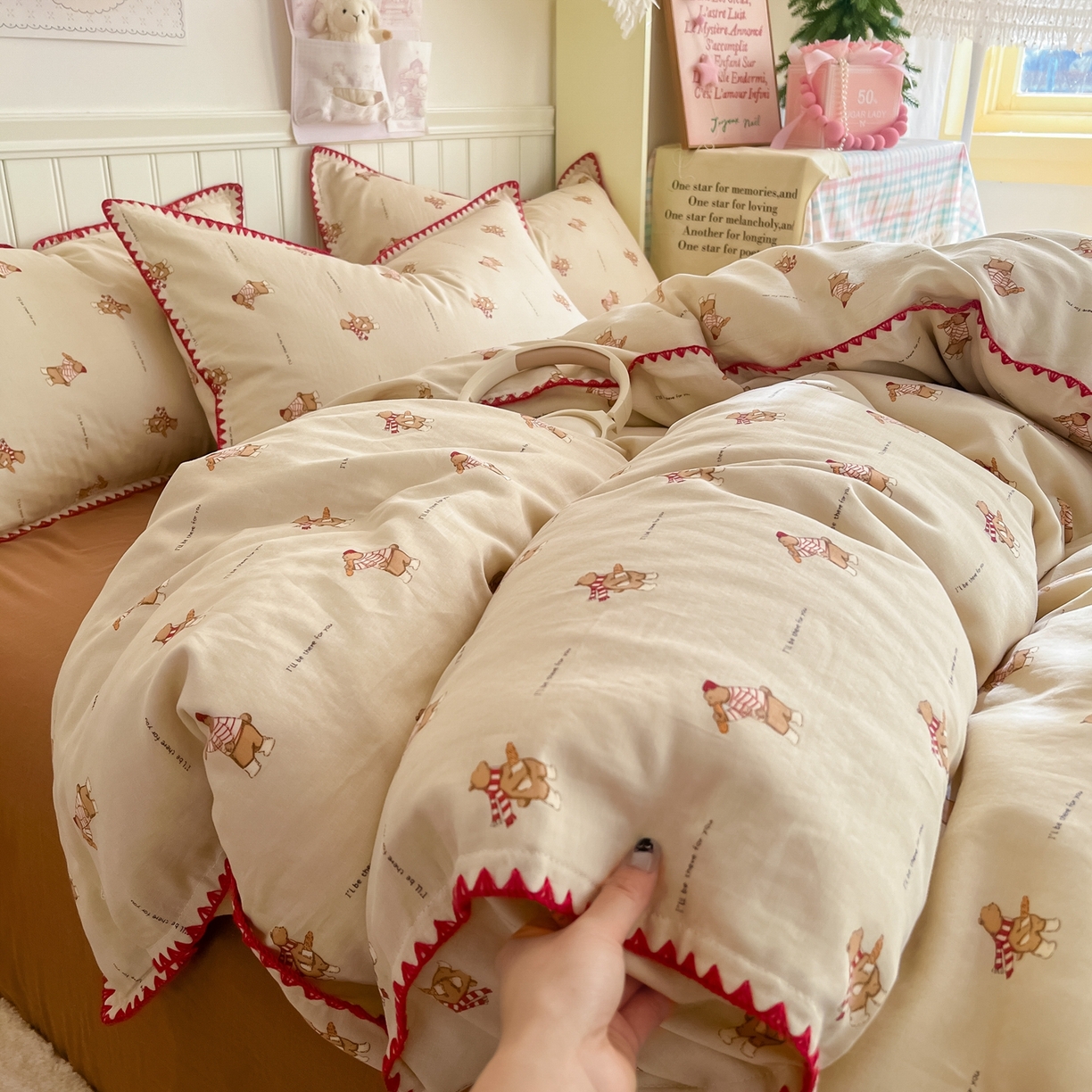 91家纺网 家纺一手货源 找家纺 金丝鸟家纺 2026新款全棉纯棉双层纱贝壳边款四件套 面包熊熊 咖