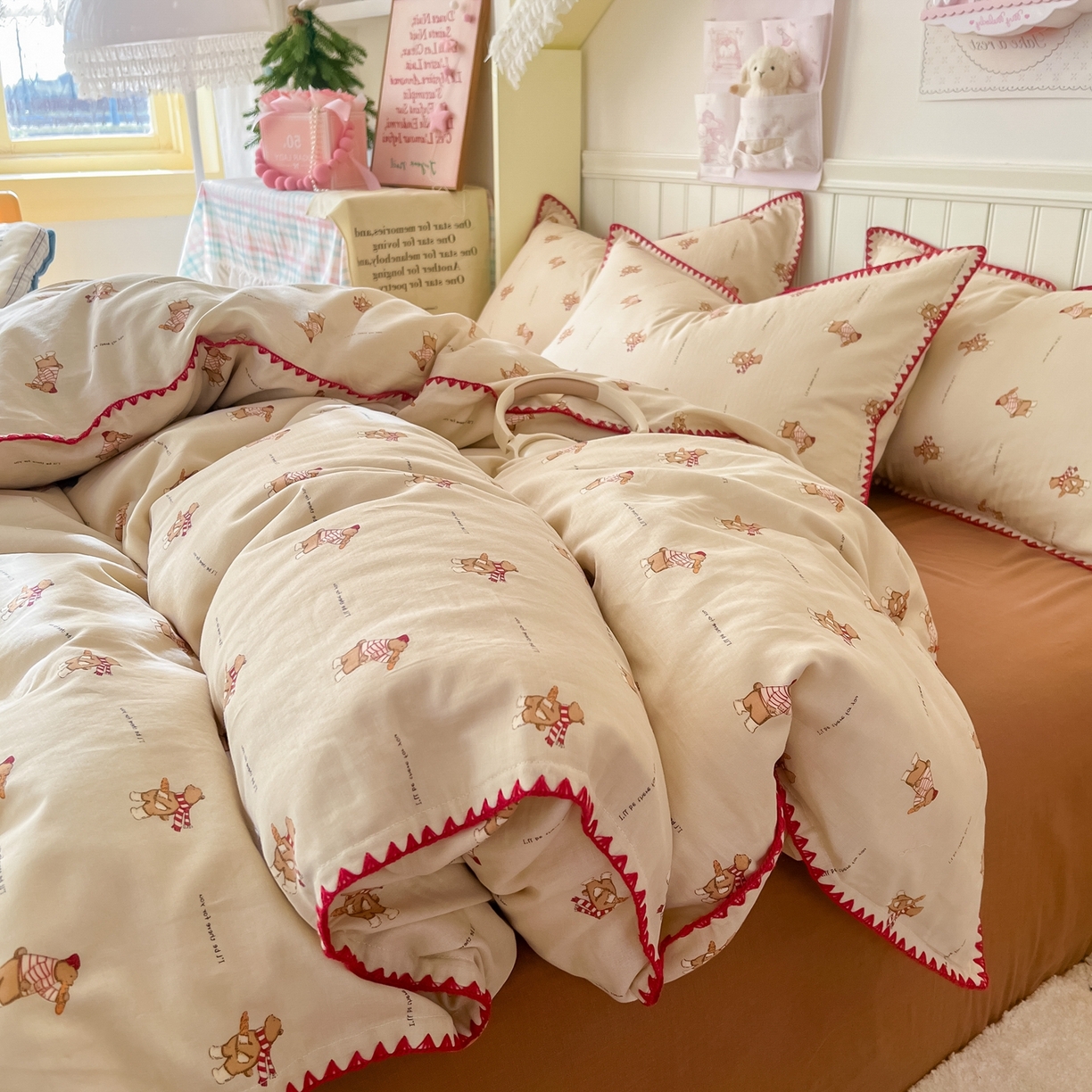 91家纺网 家纺一手货源 找家纺 金丝鸟家纺 2026新款全棉纯棉双层纱贝壳边款四件套 面包熊熊 咖