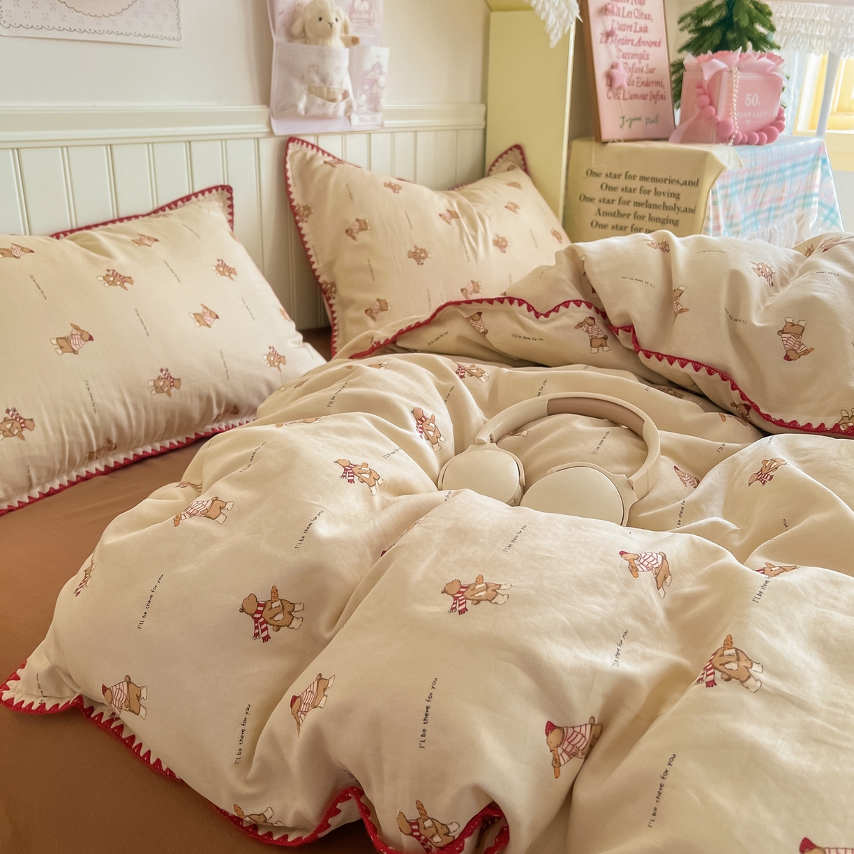 91家纺网 家纺一手货源 找家纺 金丝鸟家纺 2026新款全棉纯棉双层纱贝壳边款四件套 面包熊熊 咖