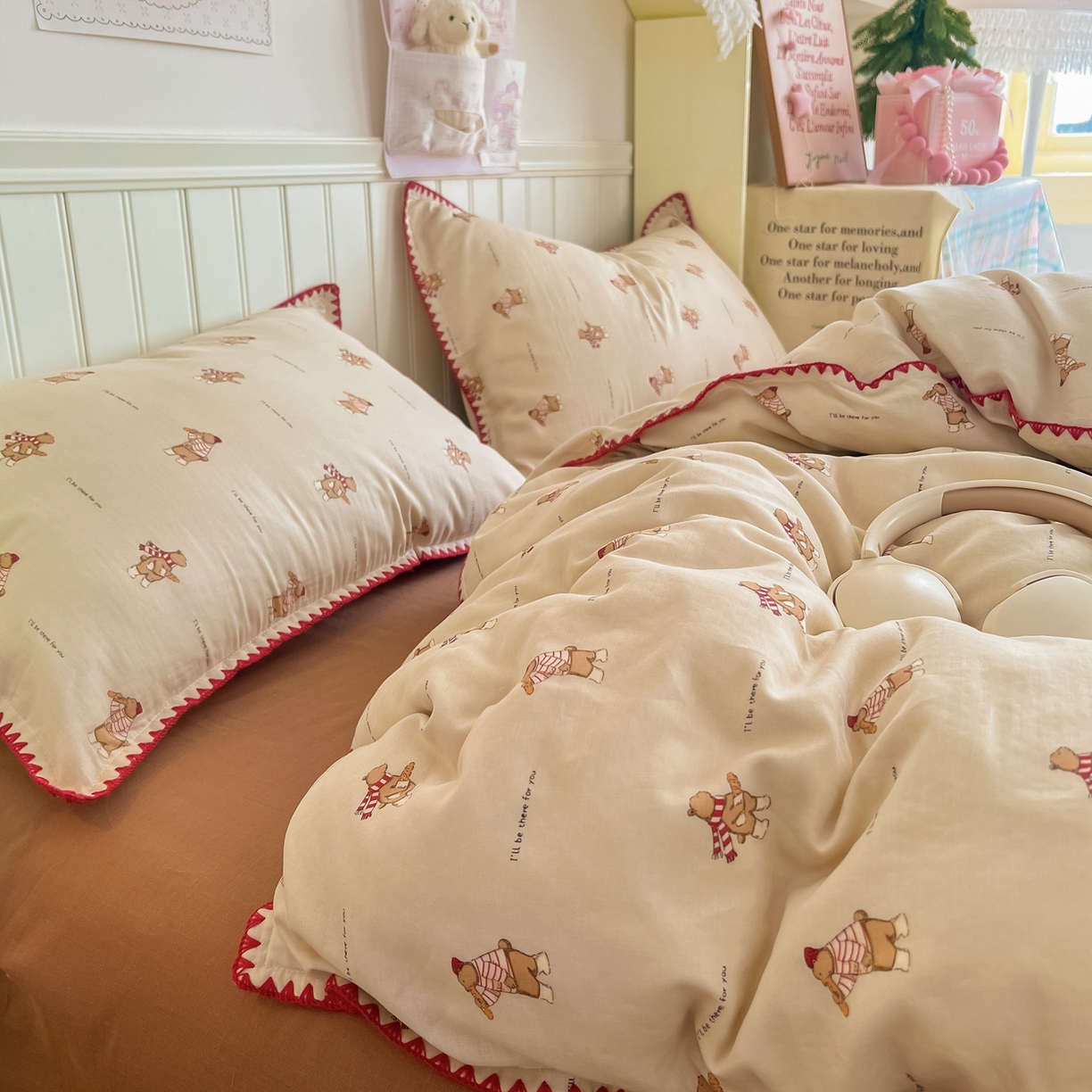 91家纺网 家纺一手货源 找家纺 金丝鸟家纺 2026新款全棉纯棉双层纱贝壳边款四件套 面包熊熊 咖