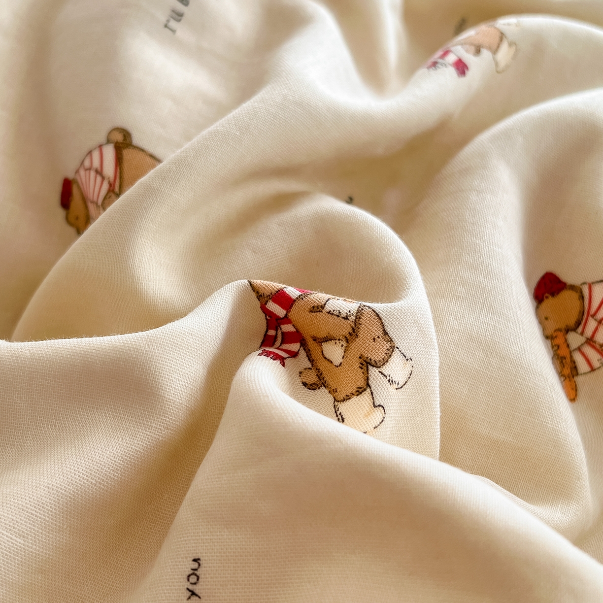 91家纺网 家纺一手货源 找家纺 金丝鸟家纺 2026新款全棉纯棉双层纱贝壳边款四件套 面包熊熊 咖