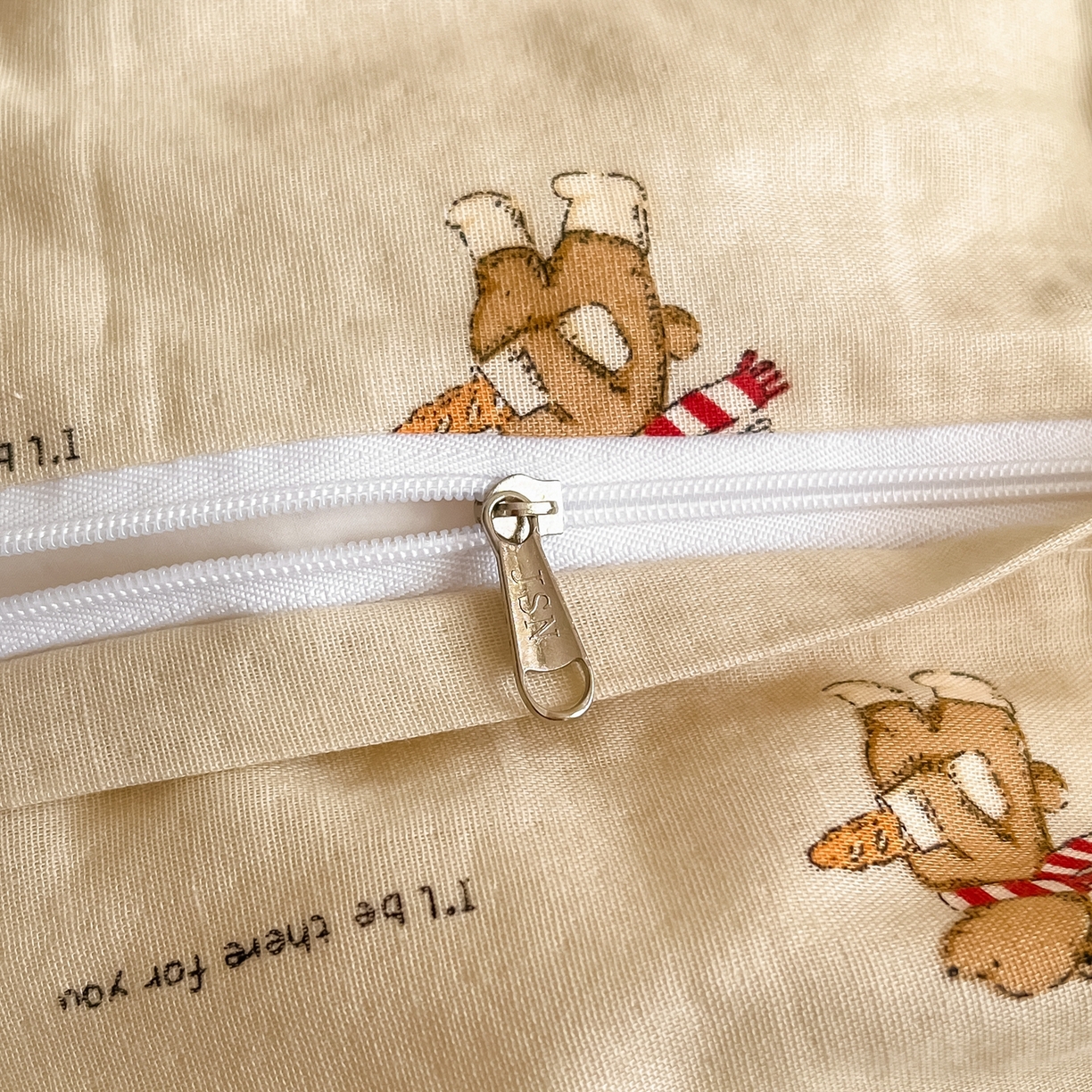 91家纺网 家纺一手货源 找家纺 金丝鸟家纺 2026新款全棉纯棉双层纱贝壳边款四件套 面包熊熊 咖