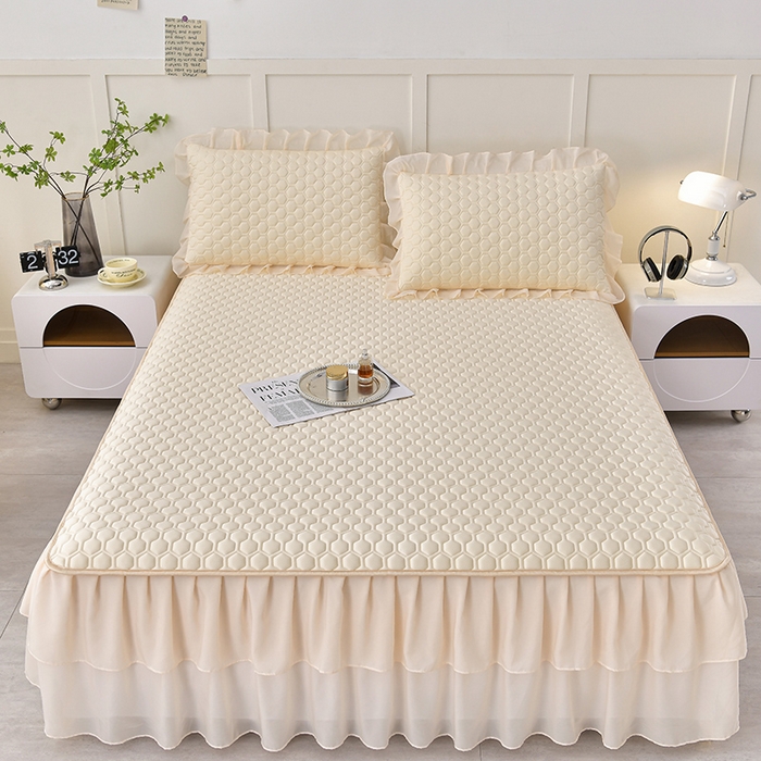 91家纺网 家纺一手货源 找家纺 畅畅家纺 2026新款凉感丝纯色双层边乳胶床裙凉席两件套三件套足球花系列 足球花-米黄