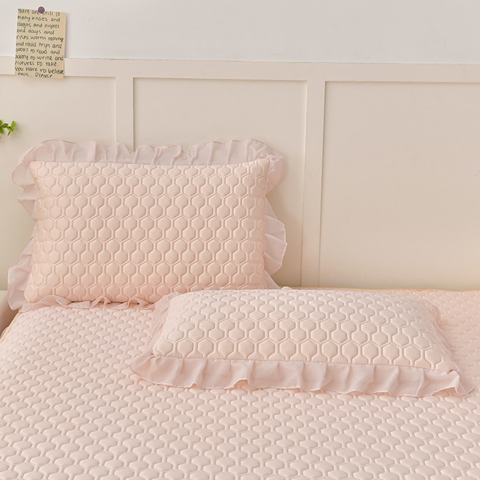 91家纺网 家纺一手货源 找家纺 畅畅家纺 2026新款凉感丝纯色双层边乳胶床裙凉席两件套三件套足球花系列 足球花-香妃粉