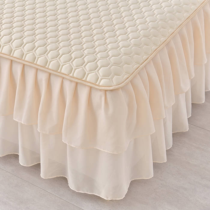 91家纺网 家纺一手货源 找家纺 畅畅家纺 2026新款凉感丝纯色双层边乳胶床裙凉席两件套三件套足球花系列 足球花-米黄