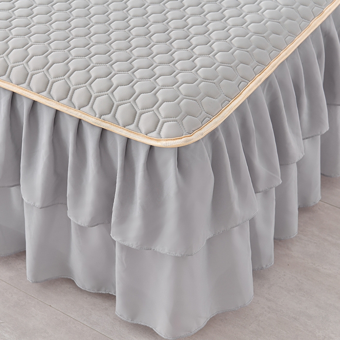 91家纺网 家纺一手货源 找家纺 畅畅家纺 2026新款凉感丝纯色双层边乳胶床裙凉席两件套三件套足球花系列 足球花-陨石灰