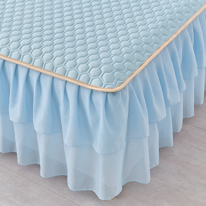 91家纺网 家纺一手货源 找家纺 畅畅家纺 2026新款凉感丝纯色双层边乳胶床裙凉席两件套三件套足球花系列 足球花-天蓝