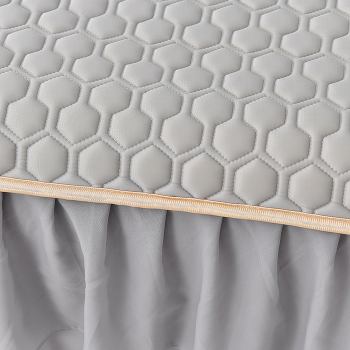 91家纺网 家纺一手货源 找家纺 畅畅家纺 2026新款凉感丝纯色双层边乳胶床裙凉席两件套三件套足球花系列 足球花-陨石灰