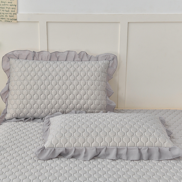 91家纺网 家纺一手货源 找家纺 畅畅家纺 2026新款凉感丝纯色双层边乳胶床裙凉席两件套三件套足球花系列 足球花-陨石灰