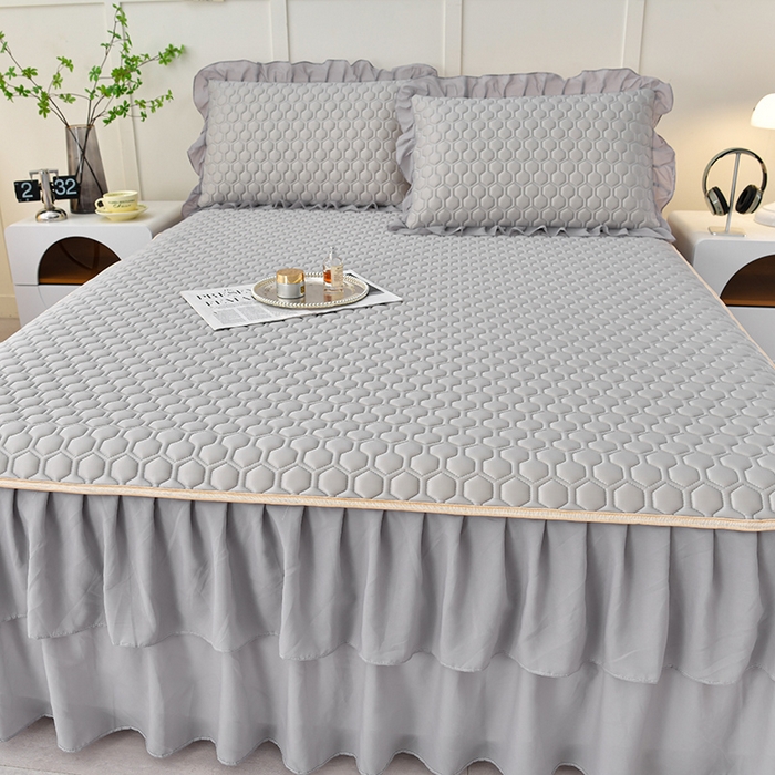 91家纺网 家纺一手货源 找家纺 畅畅家纺 2026新款凉感丝纯色双层边乳胶床裙凉席两件套三件套足球花系列 足球花-陨石灰