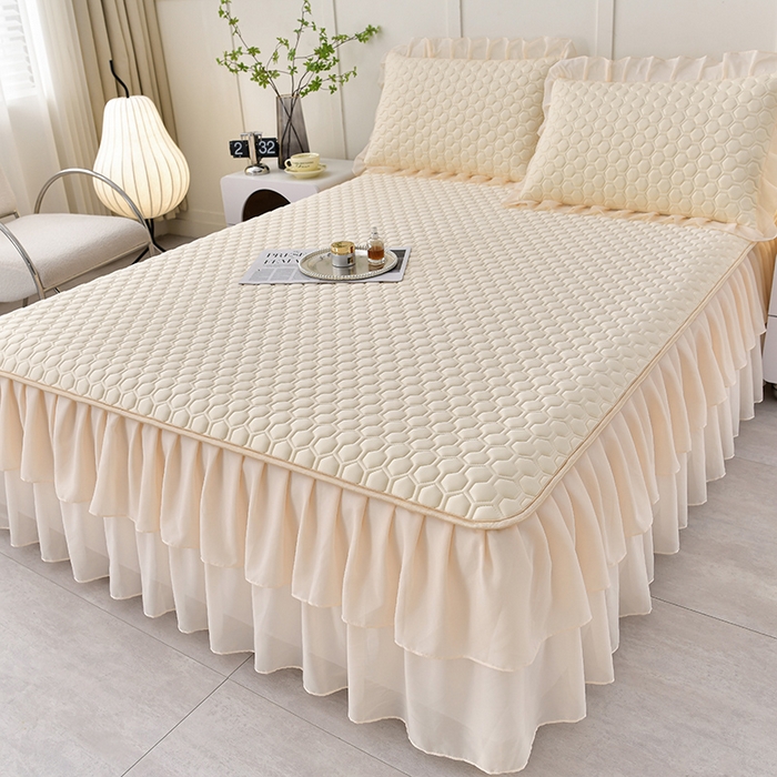 91家纺网 家纺一手货源 找家纺 畅畅家纺 2026新款凉感丝纯色双层边乳胶床裙凉席两件套三件套足球花系列 足球花-米黄