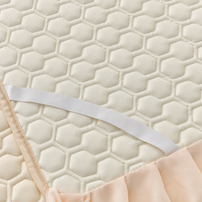 91家纺网 家纺一手货源 找家纺 畅畅家纺 2026新款凉感丝纯色双层边乳胶床裙凉席两件套三件套足球花系列 足球花-米黄